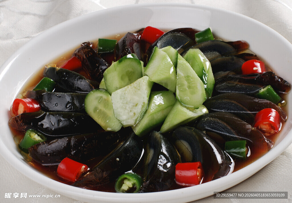 凉拌皮蛋配青椒红椒