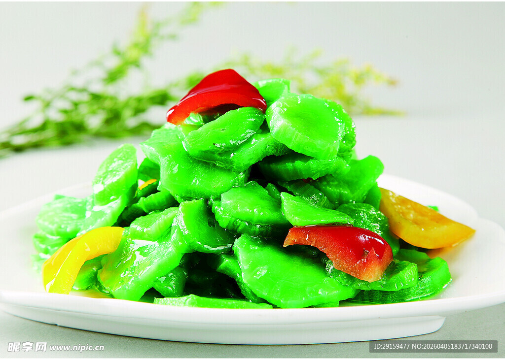 清炒莴笋片配彩椒