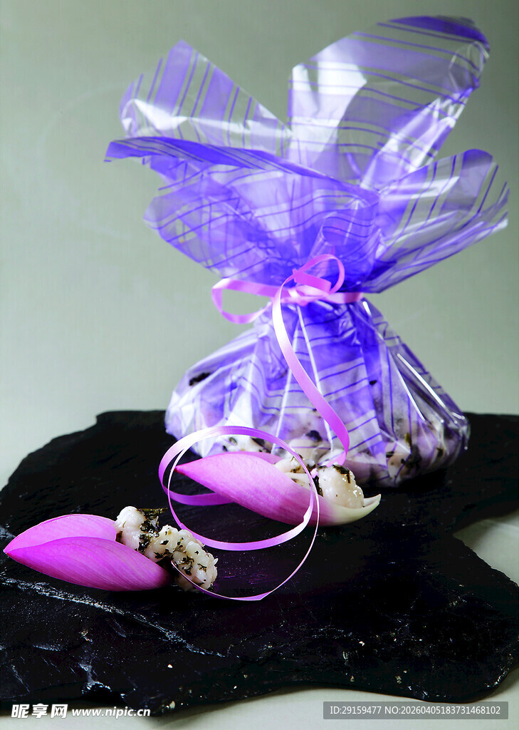 紫色丝带装饰的精美礼品袋