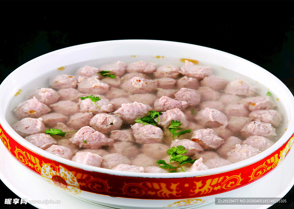 一碗美味的撒葱花鱼丸汤