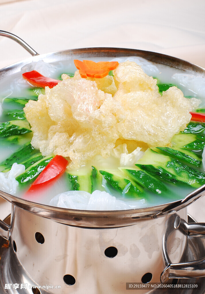 锅中美味蔬菜鸡蛋料理