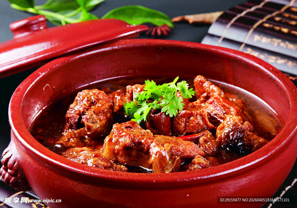 红烧排骨砂锅美食