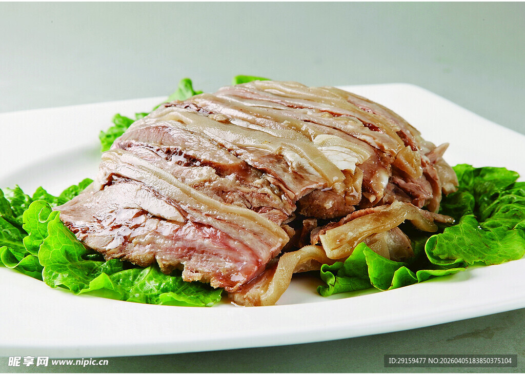 美味叠层卤肉配翠绿蔬菜