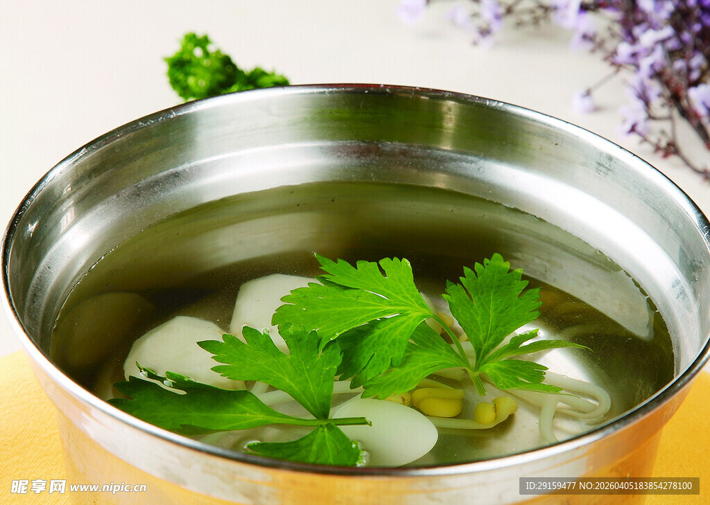 不锈钢碗中的清新蔬菜汤