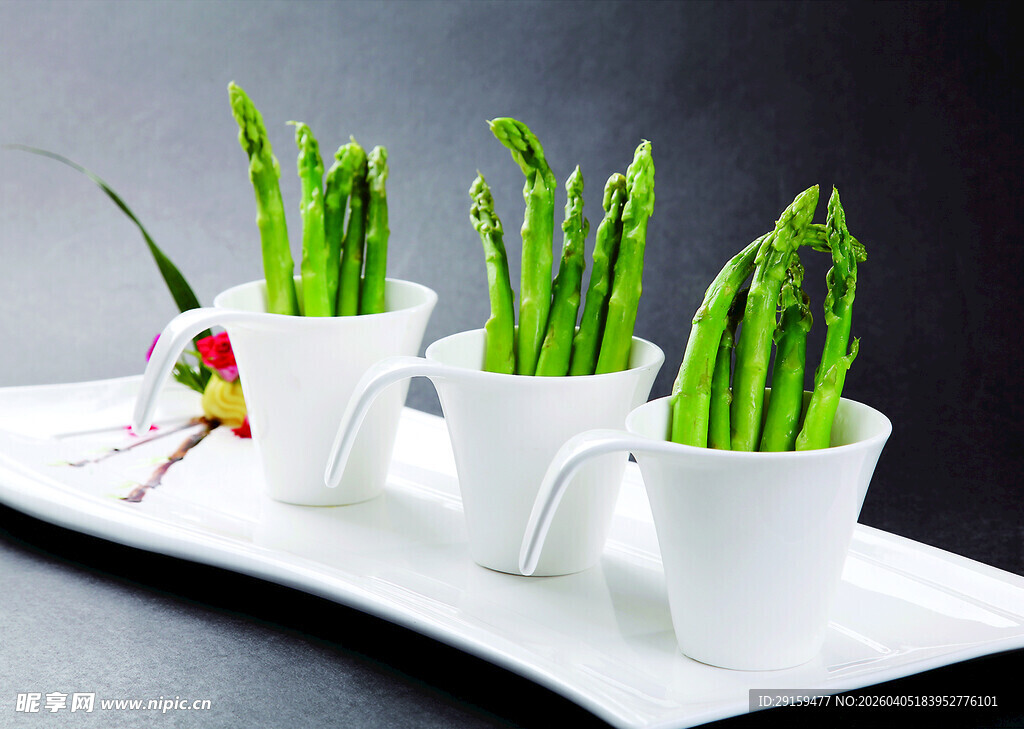 白色杯装鲜嫩绿芦笋