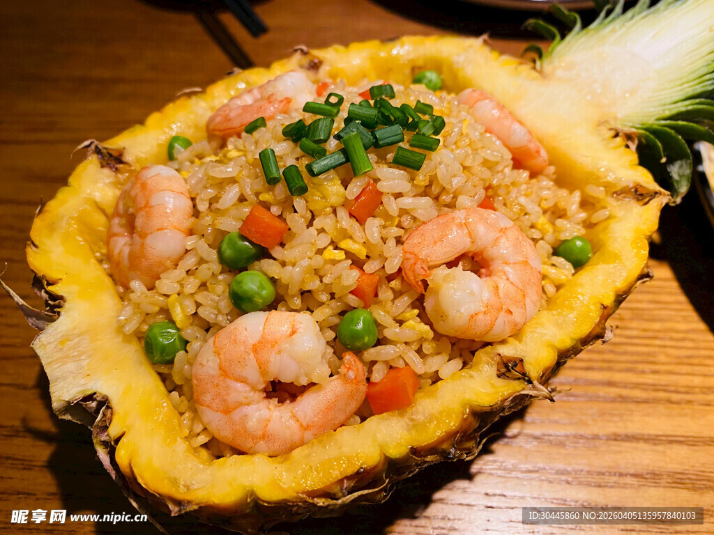 手绘菠萝虾仁炒饭