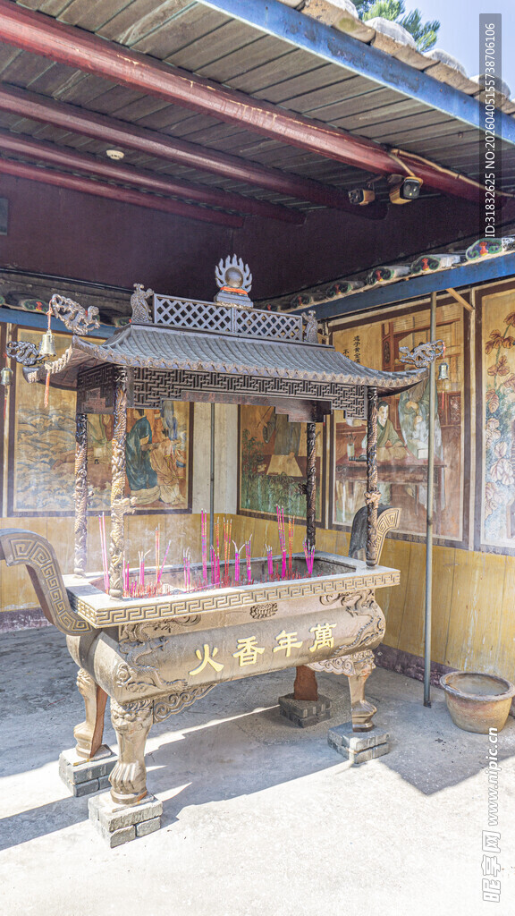 古式香炉置于庙宇庭院