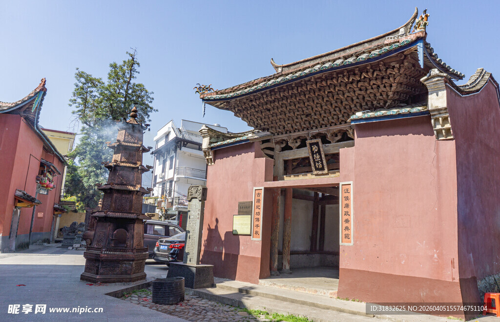 中式古建筑前的多层塔