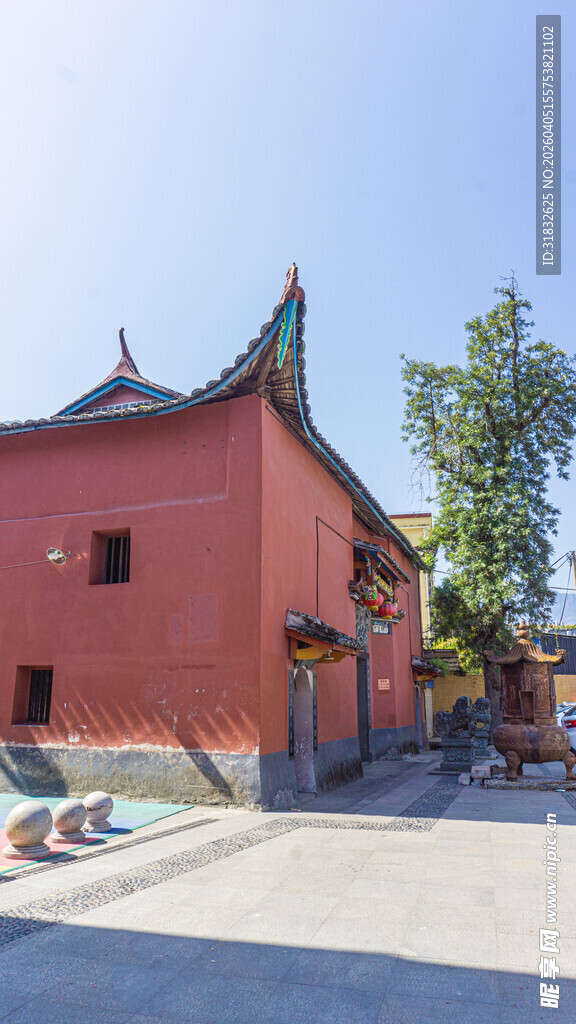 古色古香的红墙中式建筑