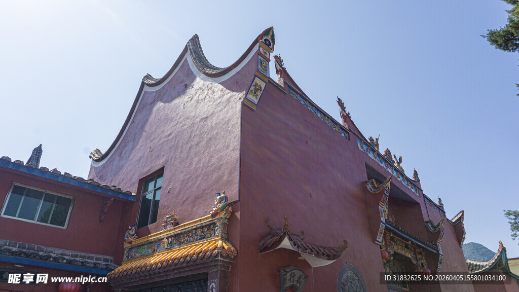 中式古建筑红墙飞檐一角