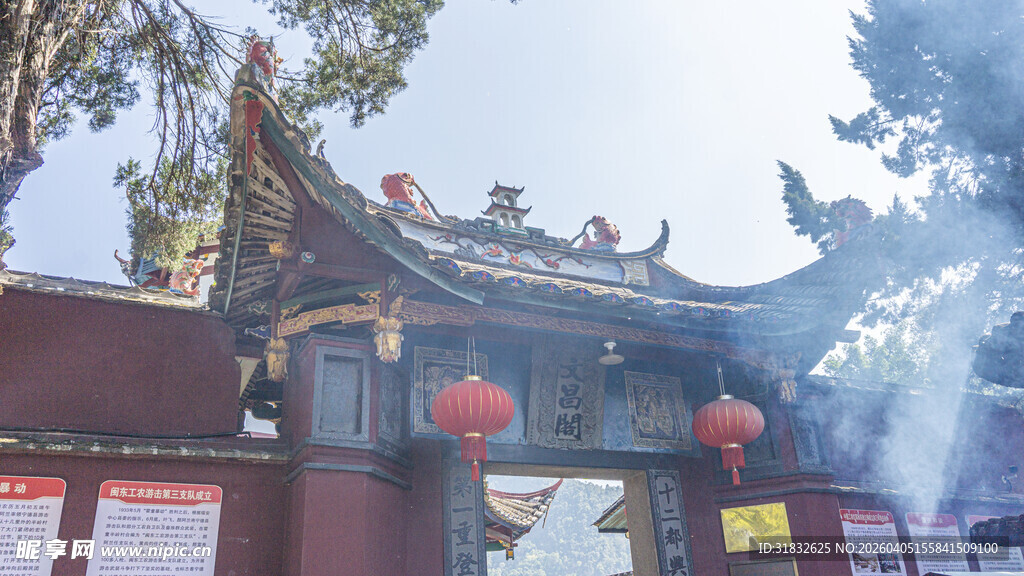 古庙宇前的袅袅香火