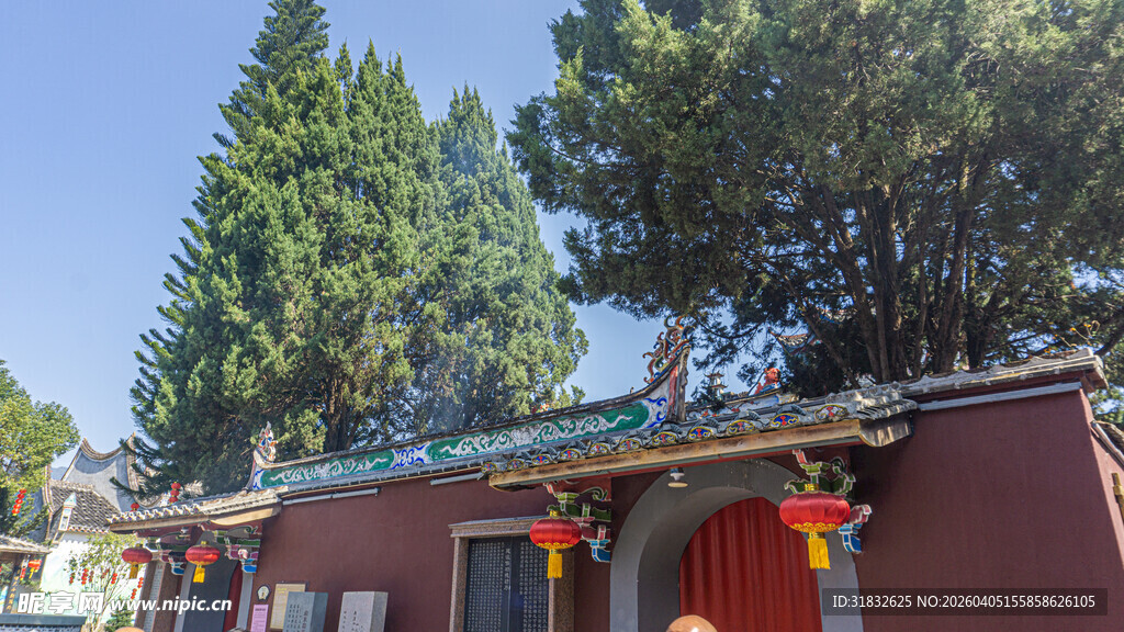 中式传统小屋 绿树环绕