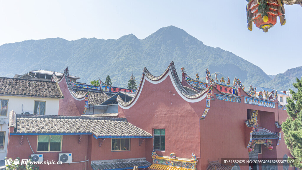古村红墙与远山风光