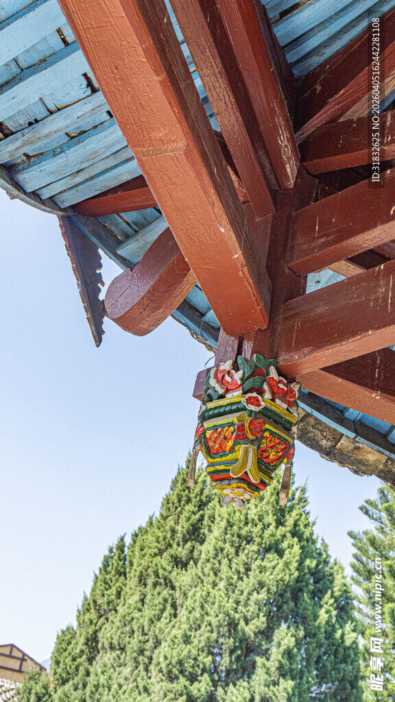屋檐下的多彩装饰物件