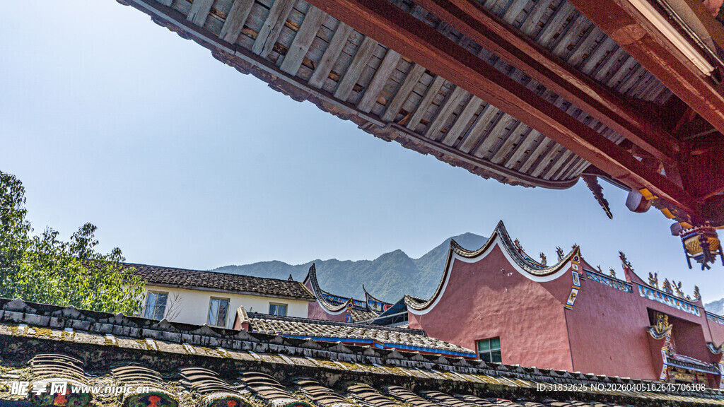 古建屋檐下的秀丽风景