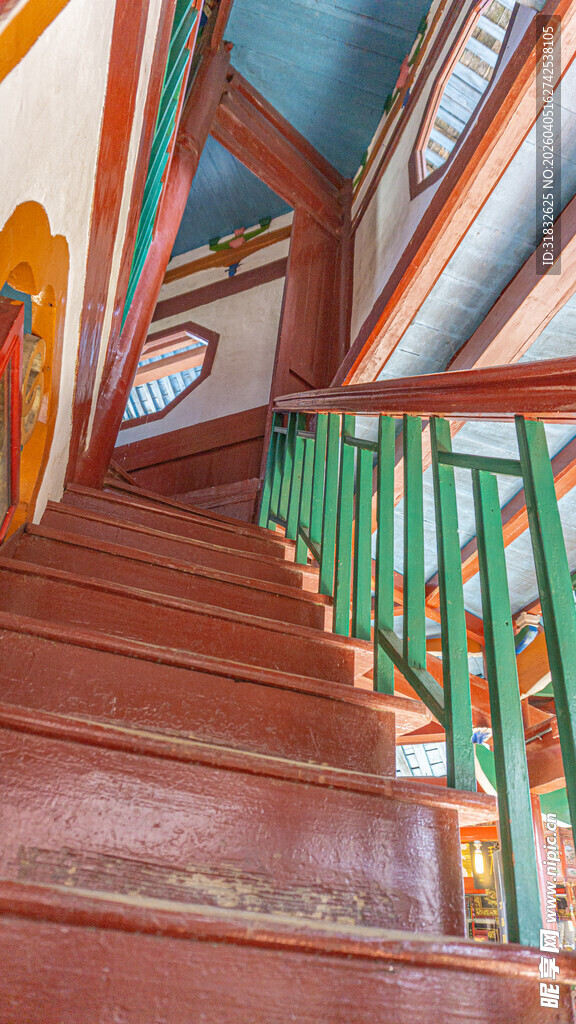复古木质楼梯与彩色栏杆