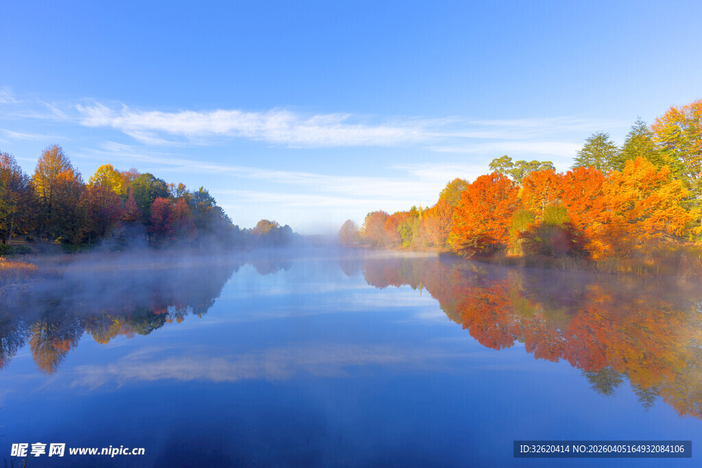 秋日晨雾中的静谧湖泊