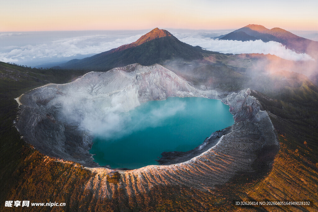 壮丽火山湖景观