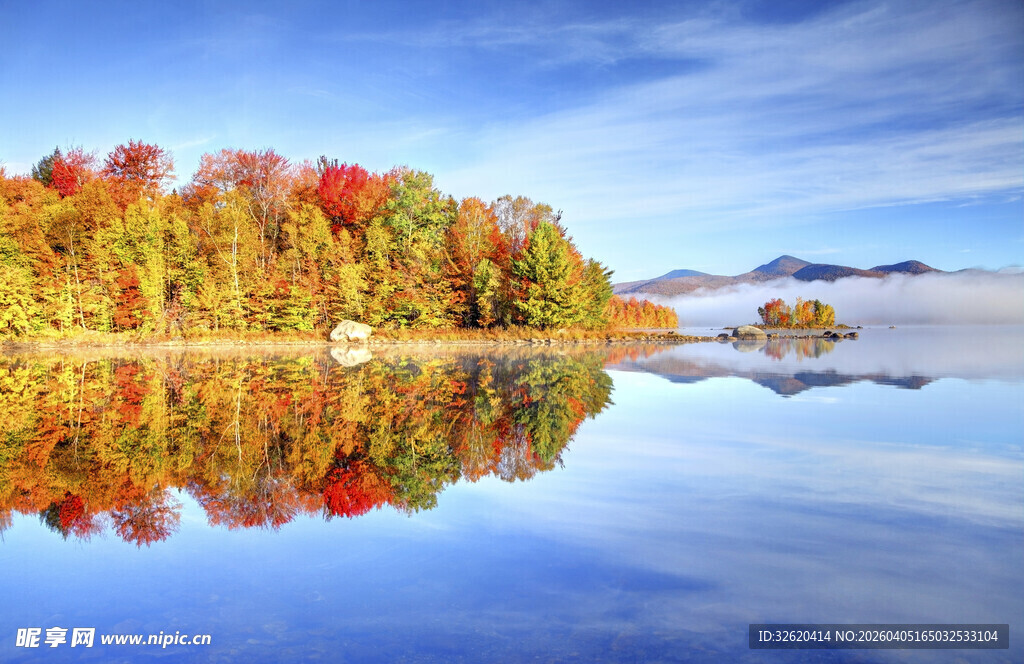 秋日湖景倒影风光如画