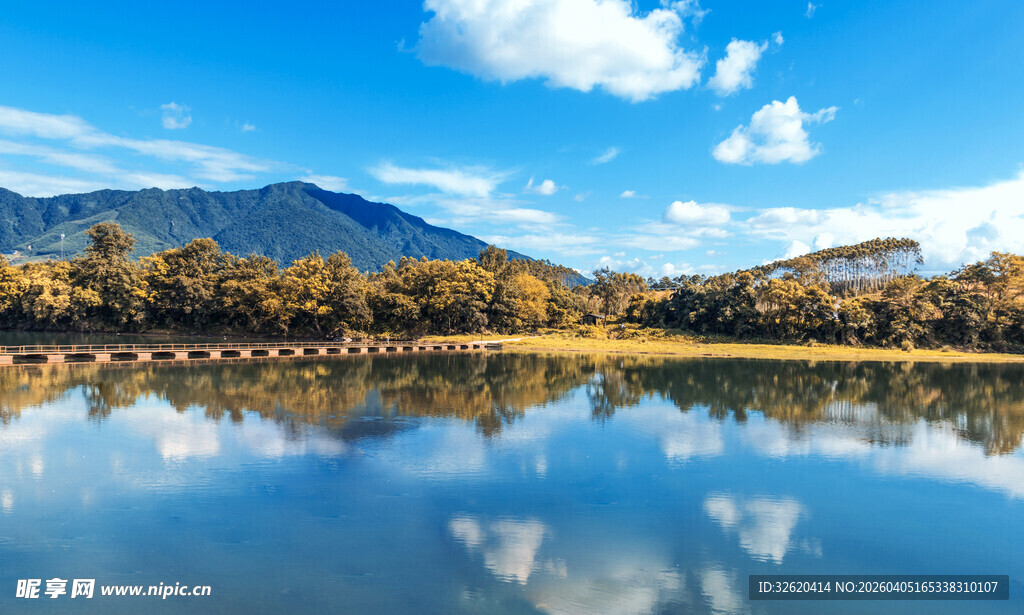 宁静湖畔的山水风光