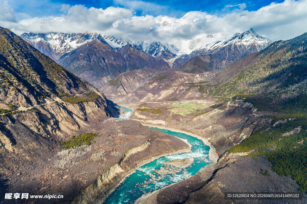 壮丽河谷与巍峨山脉