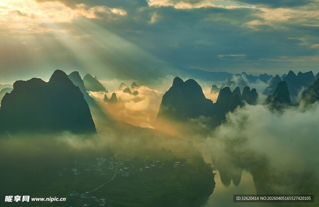 日出云海中的壮丽山峦