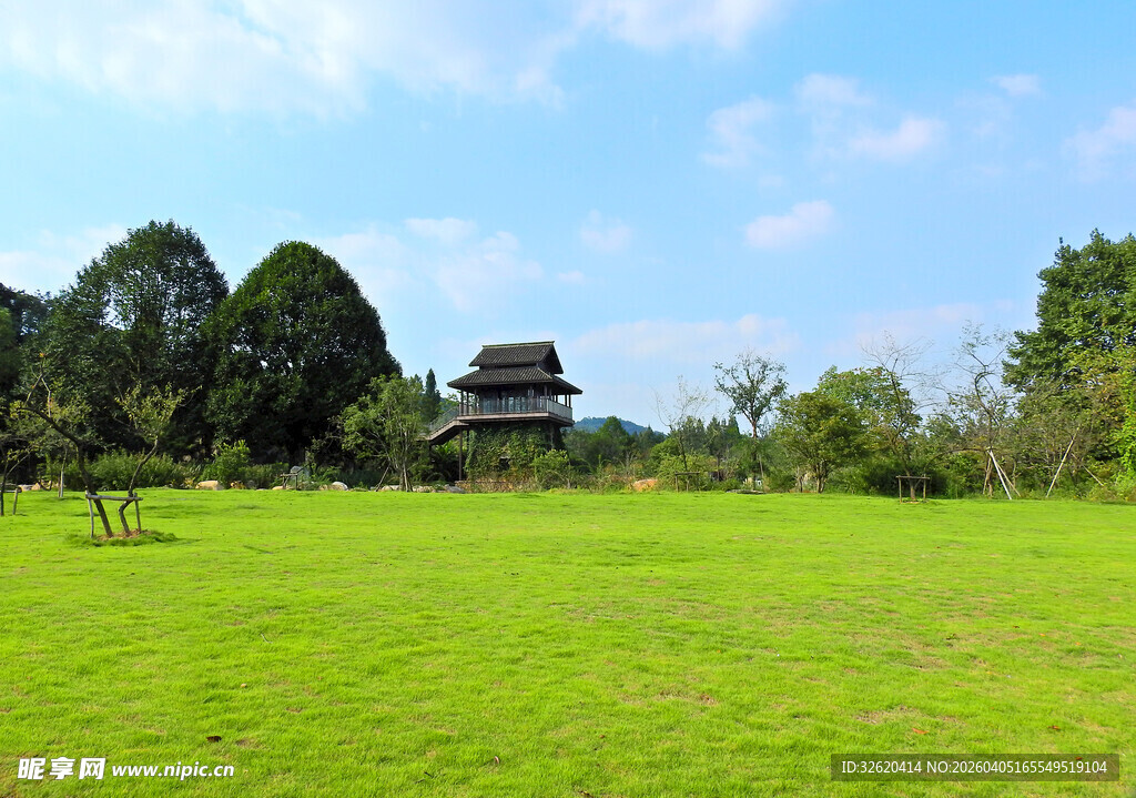 绿草如茵中的古朴楼阁