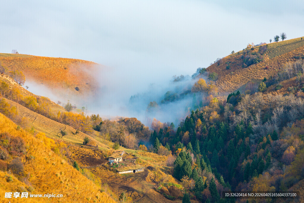 秋日山间云雾缭绕美景