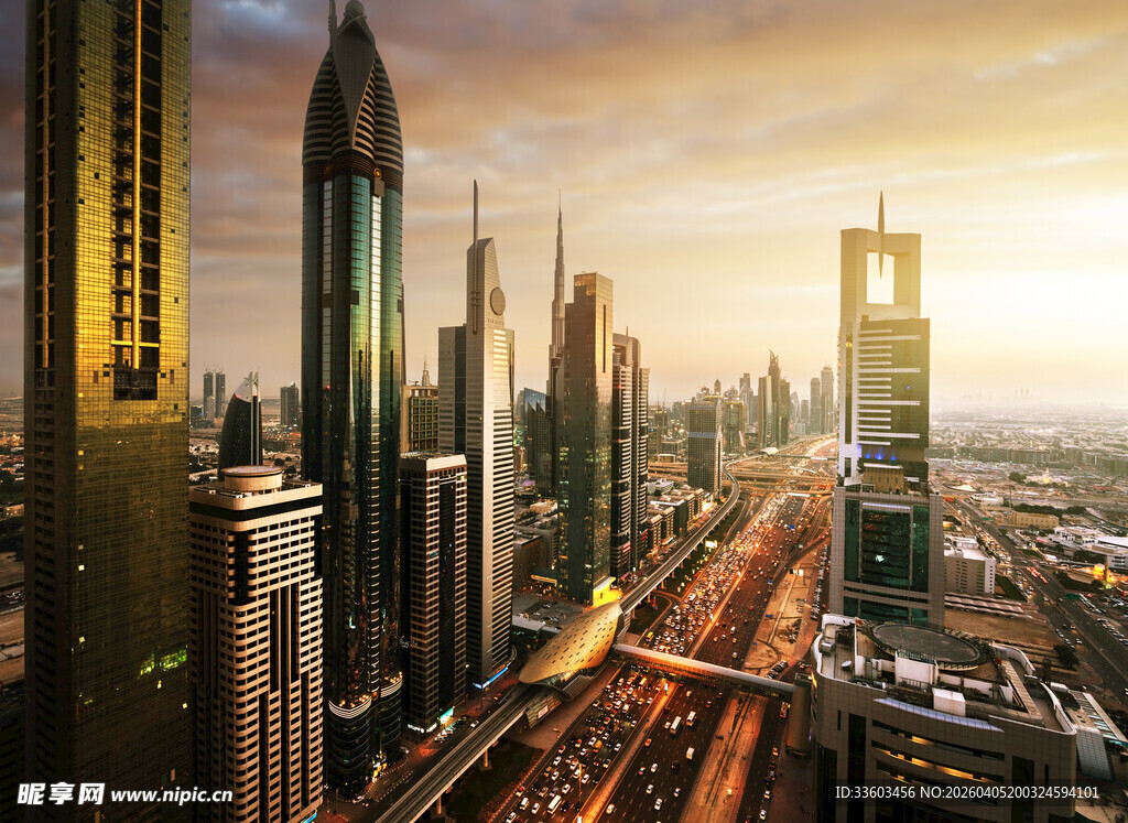 繁华都市天际线与车流