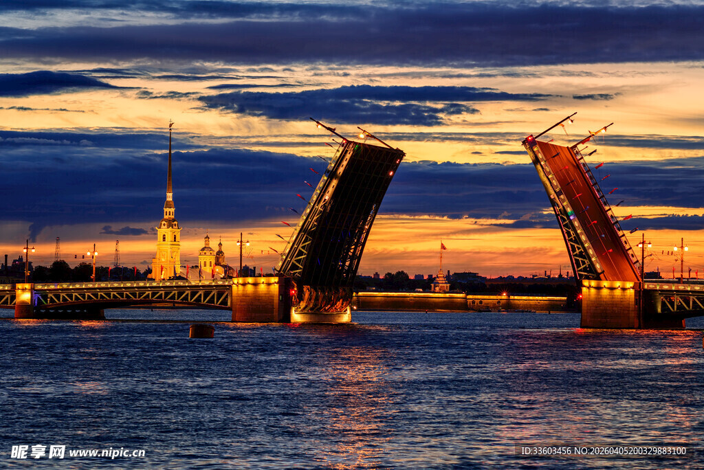圣彼得堡开合桥的绚丽黄昏