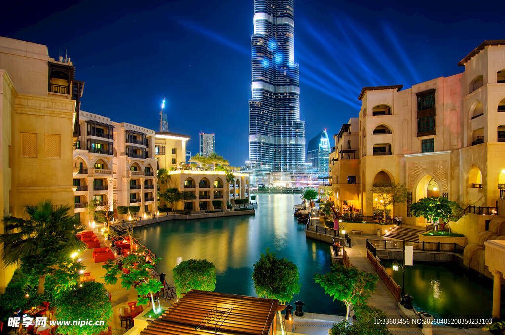 迪拜夜景中的高楼与水道