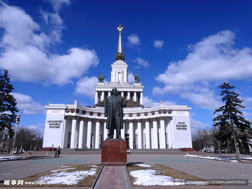 苏联风格建筑前的雕像景观