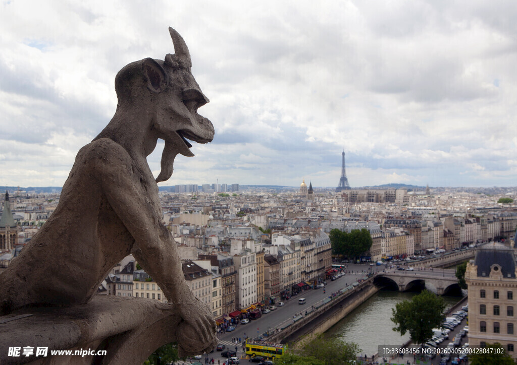 巴黎圣母院怪兽俯瞰城市