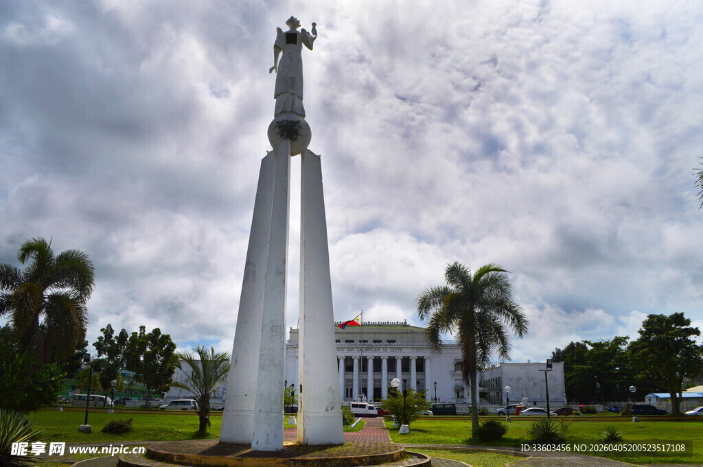 高耸纪念碑屹立于绿地