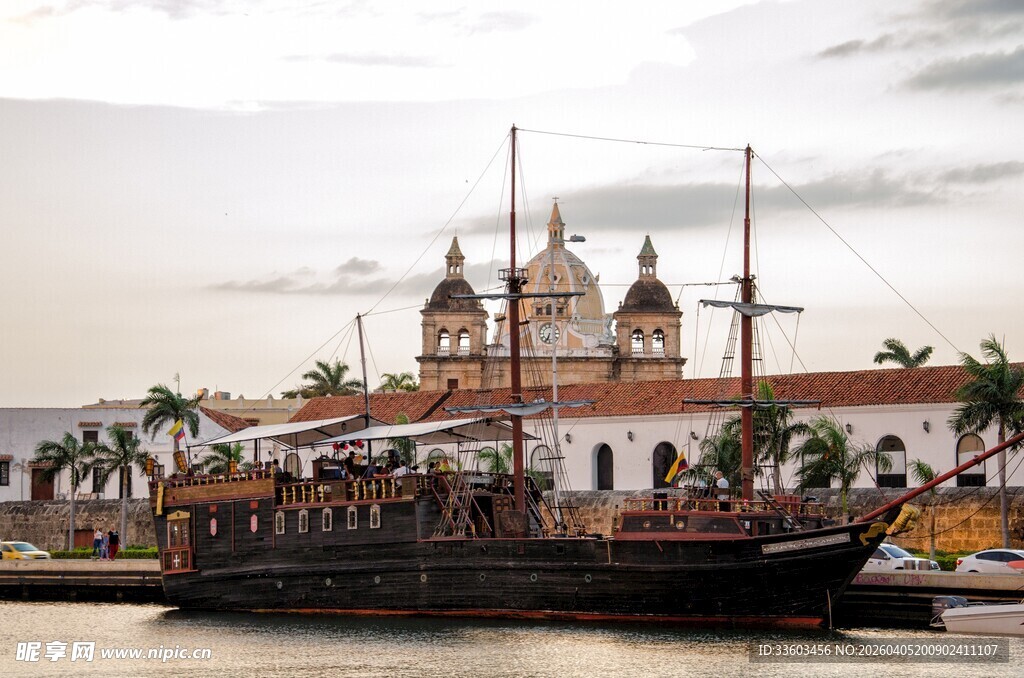 海滨古典建筑与船只景观