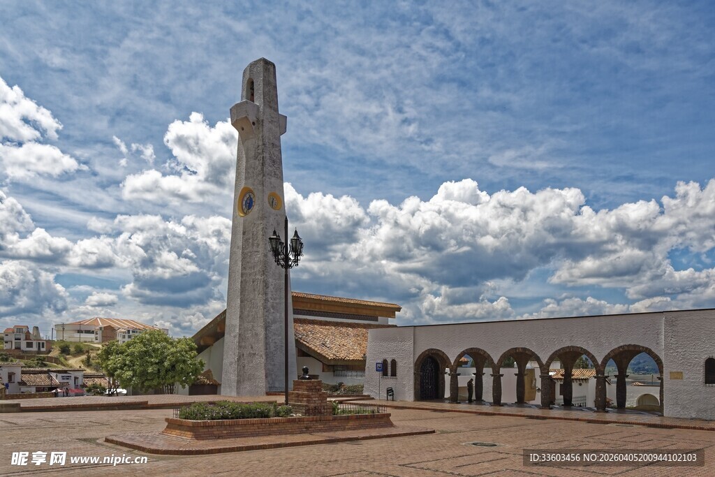 户外广场的高耸纪念碑