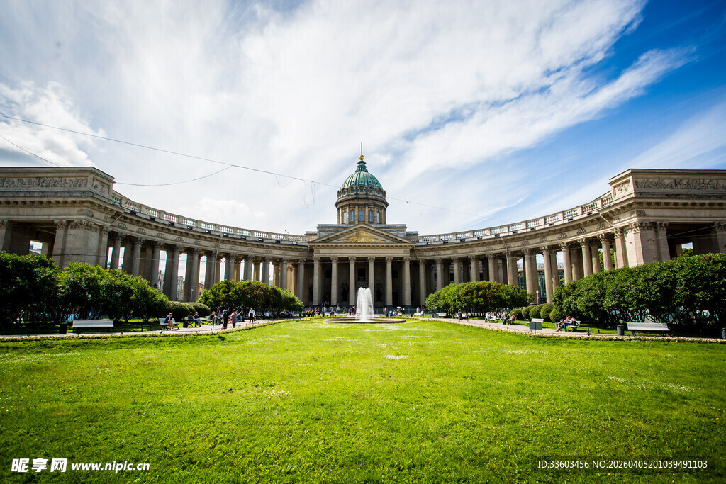 宏伟建筑前的翠绿草坪