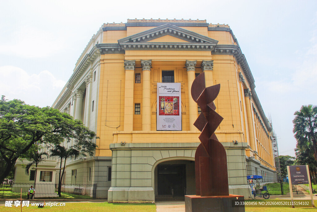 黄色建筑前的雕塑景观