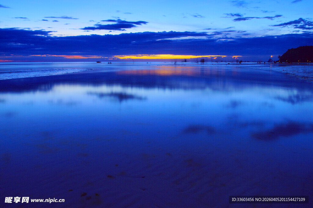 海边暮色下的宁静水面