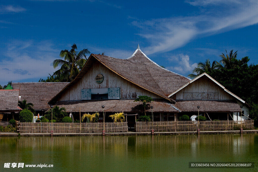 湖畔特色木屋建筑风景