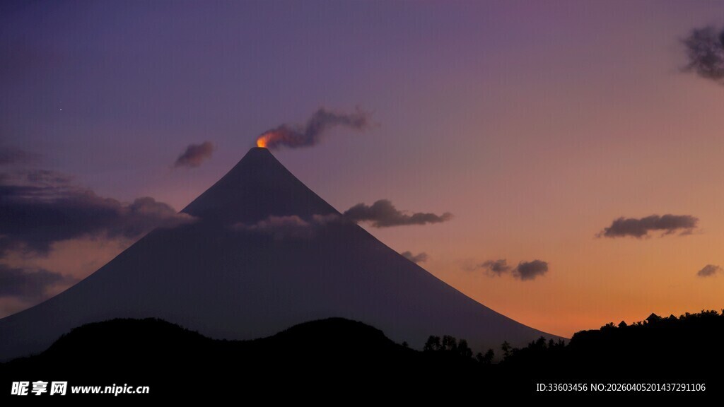 日落时分的巍峨富士山