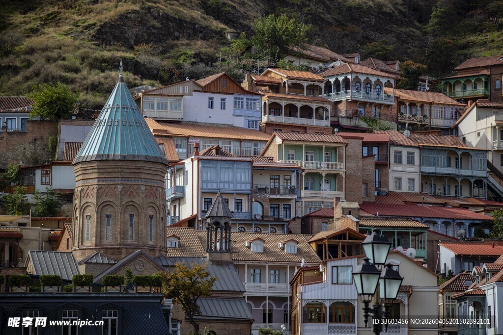 山间多彩建筑景观