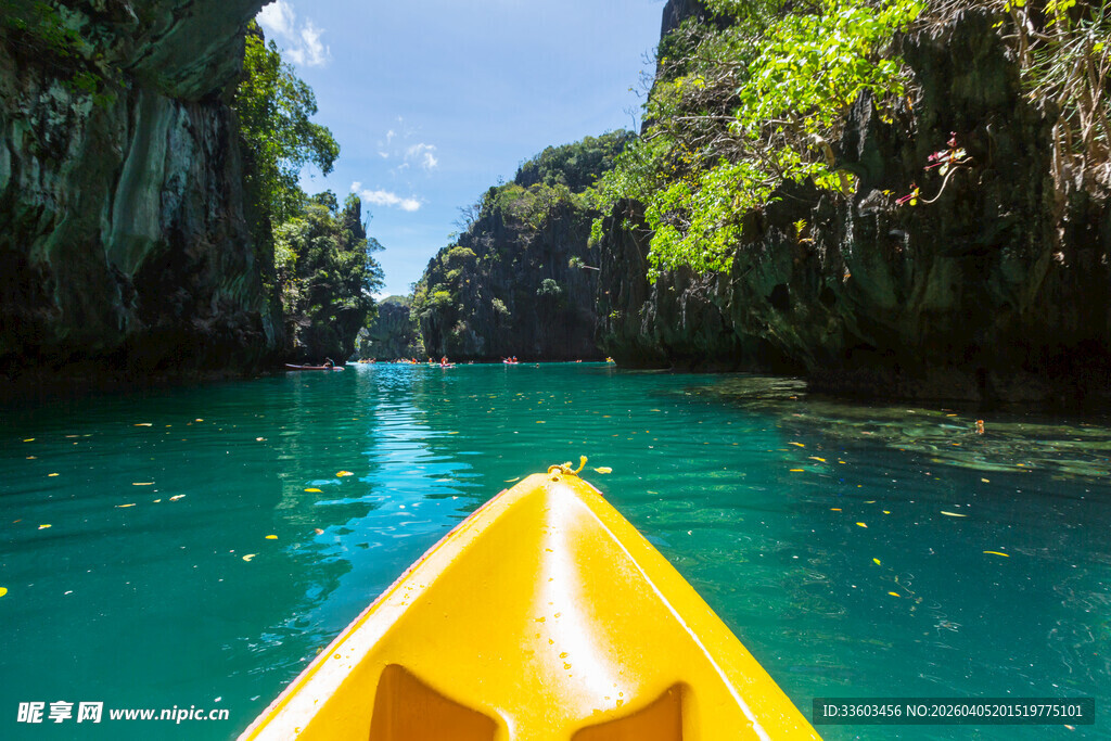 泛舟于碧绿澄澈的山水间