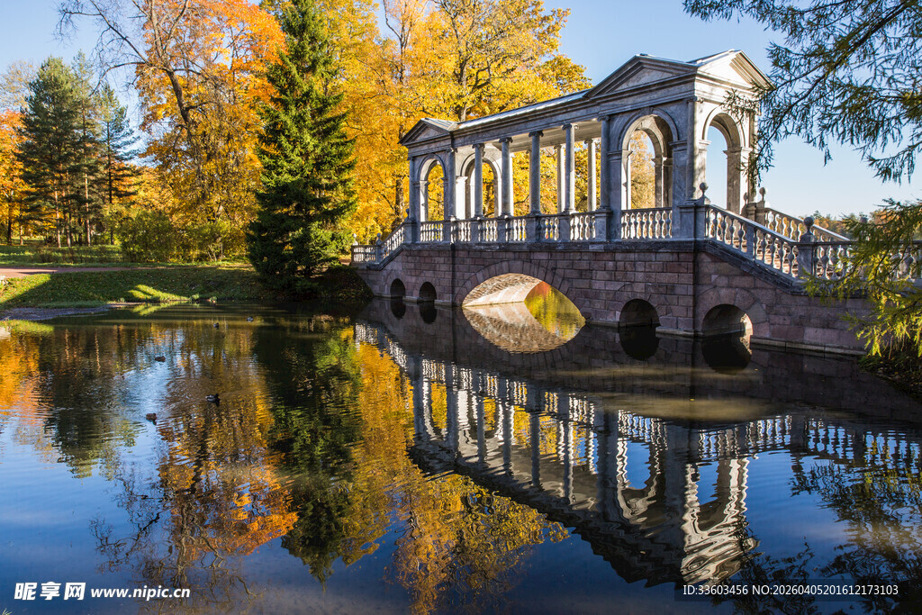 秋日湖畔的古典凉亭美景