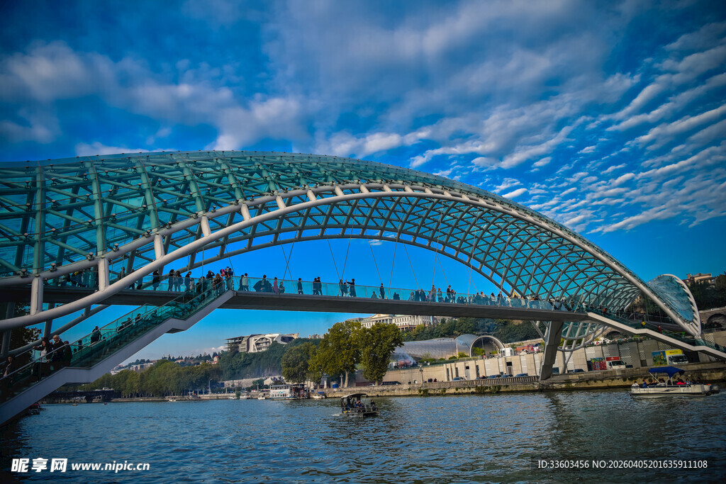 河畔拱形玻璃桥美景