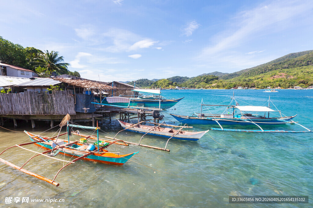 海边渔村停泊多彩船只