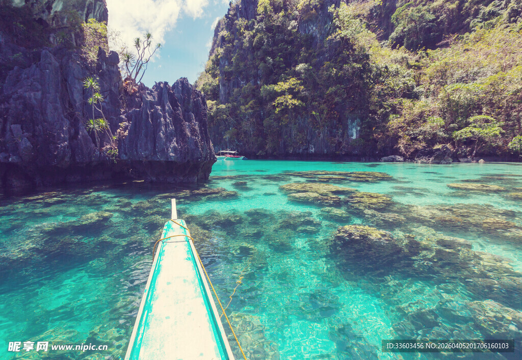 泛舟于清澈碧蓝的海岛水域