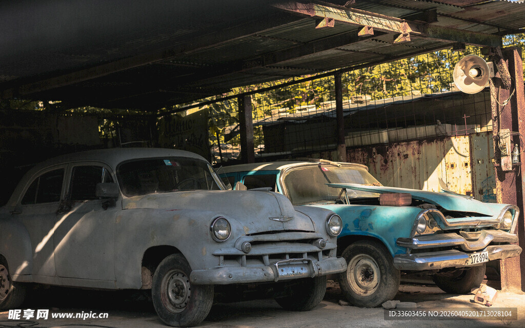 复古车库中的经典老轿车