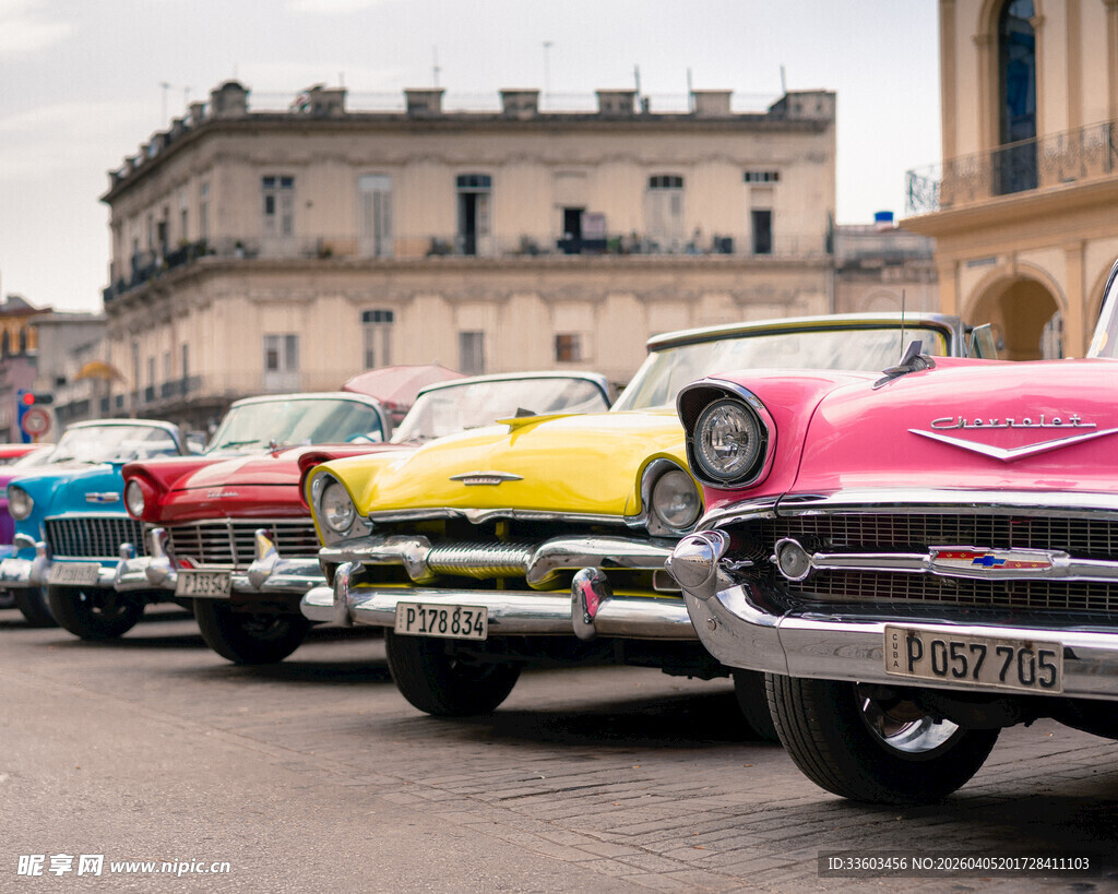 复古汽车整齐排列街头