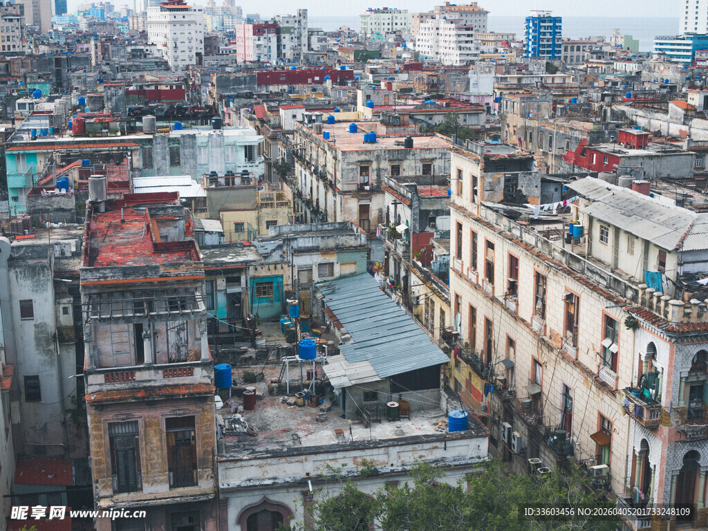 俯瞰色彩斑斓的城市建筑